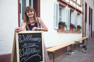 Michaele Scherenberg vor Ihrem Wohlfühlhaus in Bad Homburg